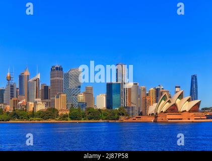 Moderne Stadtarchitektur Wahrzeichen am Ufer des Hafens von Sydney - City CBD Skyline von der Fähre. Stockfoto