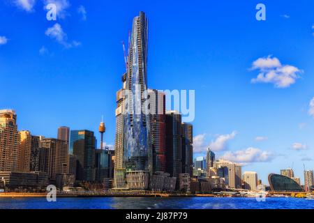 Das zentrale Hafenviertel von Sydney rund um den Darling Harbour und Barangaroo ist von der Fähre mit öffentlichen Verkehrsmitteln aus mit modernen Hochhäusern zu erreichen. Stockfoto