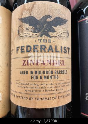 Grovetown, GA USA - 12 15 21: Wein im Regal der Federalist Zinfandel Stockfoto