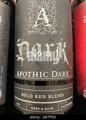 Grovetown, GA USA - 12 15 21: Wein auf einem Einzelhandelsregal Apothic Dark Bold Red Stockfoto