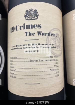 Grovetown, GA USA - 12 15 21: Wein auf einem Einzelhandelsregal 19 Crimes the Warden Stockfoto