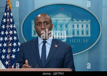 Washington DC, USA. 13.. Mai 2022. Der Bürgermeister Quinton Lucas (Demokrat von Kansas City, Missouri) nimmt am täglichen Briefing im Weißen Haus in Washington, DC, am 13. Mai 2022 Teil. Quelle: MediaPunch Inc/Alamy Live News Stockfoto