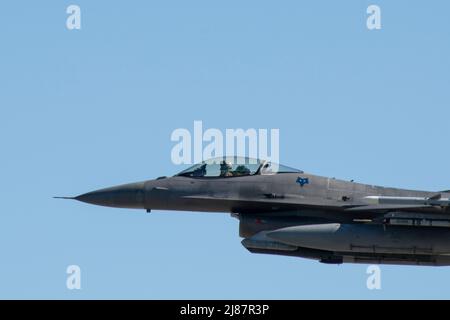 Eine F-16 Fighting Falcon mit dem 169. Fighter Wing startet während der Übung Sentry Savannah am 10. Mai 2022 im Air Dominance Center in Savannah, Georgia. Sentry Savannah ist die wichtigste Gegenluftübung der Air National Guard, die 10 Einheiten von Kampfflugzeugen der vierten und fünften Generation umfasst, die die Fähigkeiten von Kampfjungern in einer simulierten Umgebung unter Gleichaltrigen testen und die nächste Generation von Kampfflugzeugen für den Kampf von morgen ausbildet. (USA Foto der Air National Guard von Staff Sgt. Hanna Smith) Stockfoto