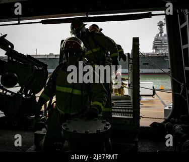 220512-N-AV609-1091 ATLANTISCHER OZEAN (12. Mai 2022) Seeleute, die dem Flugzeugträger USS Gerald R. Ford (CVN 78) zugewiesen wurden, reagieren auf einen simulierten Unfall an Bord der USS George H.W. Bush (CVN 77) 12. Mai 2022. USS George H.W. Bush und Gerald R. Ford nahmen an einer Entwicklung mit zwei Trägern Teil, die darauf ausgelegt war, die Schadenskontrollfähigkeiten beider Flugzeugträger zu erhalten und zu verbessern. George H.W. Bush stellt der nationalen Kommandobehörde flexible, anpassungsfähige Kampffähigkeit als Flaggschiff einer Trägerstreikgruppe zur Verfügung, die die maritime Stabilität und Sicherheit aufrechterhält, um den Zugang zu gewährleisten und Aggressionen abzuschrecken Stockfoto