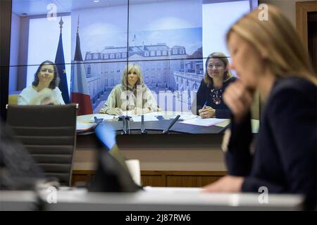 Kiew, Ukraine. 13.. Mai 2022. Die First Lady der Ukraine Olena Zelenska führt einen Videoanruf mit der First Lady von Frankreich, Brigitte Macron, am 13. Mai 2022 von einem unbekannten Ort aus. Quelle: Ukrainische Präsidentschaft/Ukrainische Präsidentschaft/Alamy Live News Stockfoto