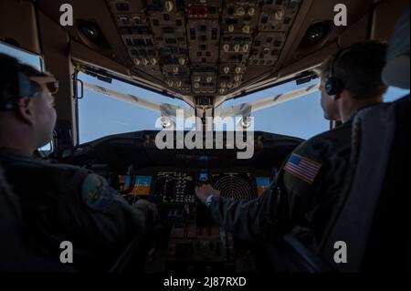 Die Luftwaffe, die der Lufttankflügler 916. zugewiesen wurde, tankt sechs Blue Angels der US-Marine mit zwei Flugzeugen des Typs KC-46A Pegasus von der Seymour Johnson Air Force Base, North Carolina, 11. Mai 2022. Die Auffüllung in der Luft ist für die Kampffähigkeit der Luftwaffe wichtig, da sie die globale Reichweite zur Realität werden lässt. (USA Luftwaffe Foto von Senior Airman Kevin Holloway) Stockfoto