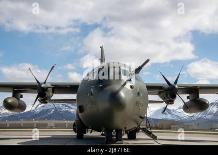 Eine Royal Air Force C-130J Hercules, die der 47. Staffel der RAF Brize Norton, England, zugewiesen wurde, unterzieht sich während DER RED FLAG-Alaska 22-1 auf der Joint Base Elmendorf-Richardson, Alaska, 10. Mai 2022 einer Vorflugkontrolle. Rund 2.200 Service-Mitglieder aus den USA, Großbritannien und Kanada werden während dieser Übung voraussichtlich mehr als 90 Flugzeuge von über 25 Einheiten fliegen, warten und unterstützen. (USA Luftwaffe Foto von Senior Airman Emily Farnsworth) Stockfoto