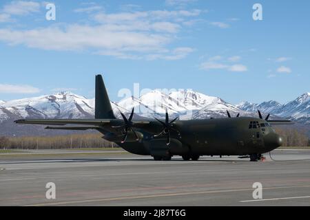 Eine Flugcrew der Royal Air Force, die dem Squadron No. 47, RAF Brize Norton, England, zugewiesen ist, führt während DER RED FLAG-Alaska 22-1 auf der Joint Base Elmendorf-Richardson, Alaska, am 10. Mai 2022 Kontrollen nach dem Flug durch. Rund 2.200 Service-Mitglieder aus den USA, Großbritannien und Kanada werden während dieser Übung voraussichtlich mehr als 90 Flugzeuge von über 25 Einheiten fliegen, warten und unterstützen. (USA Luftwaffe Foto von Senior Airman Emily Farnsworth) Stockfoto