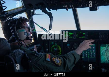 Ein Pilot der Royal Air Force C-130J 10 Hercules, der dem Squadron Nr. 47, RAF Brize Norton, England, zugewiesen wurde, fliegt während DER ROTEN FLAGGE Alaskas am 22-1. Mai 2022 über den Joint Pacific Alaska Range Complex. RF-A dient als ideale Plattform für internationales Engagement, und die Übung hat eine lange Geschichte der Einbeziehung von Verbündeten und Partnern und ermöglicht letztendlich alle beteiligten Austauschtaktiken, -Techniken und -Verfahren bei gleichzeitiger Verbesserung der Interoperabilität. (USA Luftwaffe Foto von Senior Airman Emily Farnsworth) Stockfoto