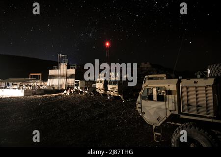 US-Dienstmitglieder mit der Combined Joint Task Force – Horn of Africa (CJTF-HOA) nehmen am französischen Desert Commando Course (FDCC) in Arta Range, Dschibuti, 26. April 2022 Teil. Seit 2015 haben die in Dschibuti stationierten französischen Streitkräfte (FFDJ) US-Dienstmitglieder mit CJTF-HOA eingeladen oder nach Camp Lemonnier entsandt, um an dem Kurs teilzunehmen. Mitglieder der CJTF HOA Schulen und arbeiten regelmäßig mit Verbündeten, Partnern und Regierungsorganisationen zusammen, um gemeinsame Anstrengungen zur Verbesserung der Sicherheit, des Wohlstands und der Sicherheit in Ostafrika zu Unternehmen. (USA Luftwaffe Foto von Senior Airman Blake Wiles) Stockfoto