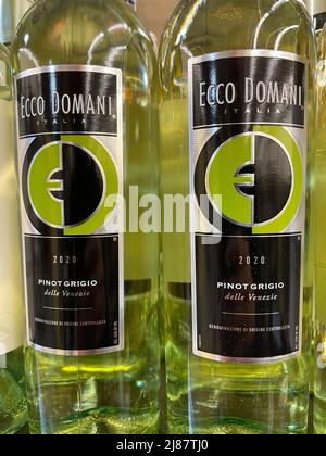 Grovetown, GA USA - 12 15 21: Wein im Ladenregal Ecco Domani 2020 Stockfoto