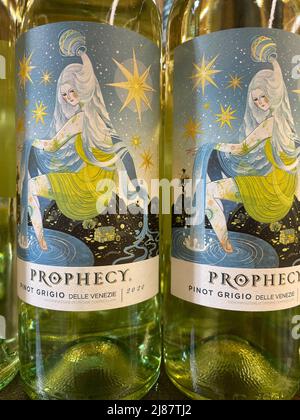 Grovetown, GA USA - 12 15 21: Wein im Ladenregal Prophezeiung Pinot Grigio Stockfoto