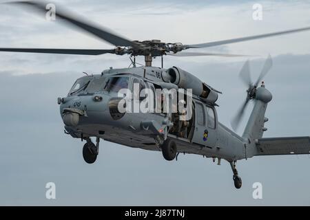 Sea of Japan (12. Mai 2022) – MH-60s an das Hubschrauber-Seekampfgeschwader (HSC) 25 angeschlossen, Abteilung 6 führt während Noble Vanguard Decklandungen auf der USS Miguel Keith (ESB 5) durch. Noble Vanguard dient als Befähigung zur Verstärkung der Taktik und Techniken verschiedener Missionsgruppen, die zur regionalen Stabilität beitragen. (USA Navy Foto von Mass Communication Specialist 2. Class Gregory A. Pickett II/VERÖFFENTLICHT) Stockfoto