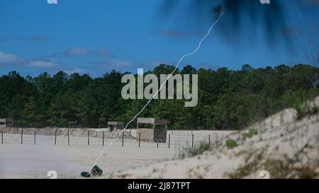 Ein Anti-Personal-Hindernisdurchbruch-System des US Marine Corps startet während des Sapper Leaders Course auf Camp Lejeune, North Carolina, 11. Mai 2022. Der Sapper Leaders Kurs bietet den Kaderführern von Kampfingenieure die technischen und taktischen Fähigkeiten, die erforderlich sind, um den Kommandeuren von Infanteriegesellschaften Mobilität, Gegenmobilität und Überlebensfähigkeit zu bieten. (USA Marine Corps Foto von Lance CPL. Ryan Ramsammy) Stockfoto