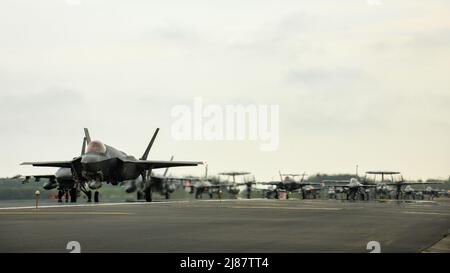 MISAWA, Japan (13. Mai 2022) – zwölf japanische Luftwaffe (JASDF) F-35A Lightning IIS, zwei E-2C Hawkeyes, ein CH47J Chinook, ein US Navy C-12 Huron, ein EA-18G Growler, ein P-8A Poseidon, Und 16 US Air Force F-16 kämpfen Falcons Taxi in Position während eines "Elephant Walk" auf dem Misawa Air Base. Der Elephant Walk zeigte die kollektive Bereitschaft und Fähigkeit der Misawa Air Base, Kampfluftkraft zu erzeugen, auf einen Augenblick, um die regionale Stabilität im gesamten Indo-Pazifik zu gewährleisten. Marineflugzentrum Misawa bietet Flug- und Bodenlogistik-Unterstützung und -Dienstleistungen für alle permanenten und Stockfoto