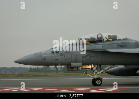 MISAWA, Japan (13. Mai 2022) – ein EA-18G Growler, der den „Gelben Jacken“ des Elektronischen Angriffsgeschwaders 138 zugewiesen wurde, taxis während eines „Elephant Walk“ auf dem Misawa Air Base in Position. Der Elephant Walk stellte die kollektive Bereitschaft und Fähigkeit der Misawa Air Base zur Erzeugung von Kampfluftkraft in einem Augenblick vor, um die regionale Stabilität im gesamten Indo-Pazifik zu gewährleisten. Marineflugplatz Misawa bietet Unterstützung und Dienstleistungen für die Luftfahrt und Bodenlogistik aller permanenten und vorübergehenden US-Marine- und US-Marine-Corps in Nordjapan. (USA Navy Foto von Mass Communication Specialist 3. C Stockfoto