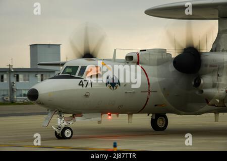 MISAWA, Japan (13. Mai 2022) – Eine Japan Air Self-Defence Force E-2C Hawkeye taxis in Position während eines „Elephant Walk“ auf dem Misawa Air Base. Der Elephant Walk stellte die kollektive Bereitschaft und Fähigkeit der Misawa Air Base zur Erzeugung von Kampfluftkraft in einem Augenblick vor, um die regionale Stabilität im gesamten Indo-Pazifik zu gewährleisten. Marineflugplatz Misawa bietet Unterstützung und Dienstleistungen für die Luftfahrt und Bodenlogistik aller permanenten und vorübergehenden US-Marine- und US-Marine-Corps in Nordjapan. (USA Navy Foto von Mass Communication Specialist 3. Klasse Benjamin Ringers) Stockfoto