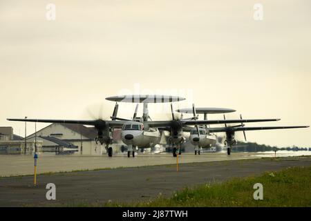 MISAWA, Japan (13. Mai 2022) – zwei japanische Selbstverteidigungskräfte E-2C Hawkeyes bringen sich während eines „Elephant Walk“ auf dem Misawa Air Base in Position. Der Elephant Walk stellte die kollektive Bereitschaft und Fähigkeit der Misawa Air Base zur Erzeugung von Kampfluftkraft in einem Augenblick vor, um die regionale Stabilität im gesamten Indo-Pazifik zu gewährleisten. Marineflugplatz Misawa bietet Unterstützung und Dienstleistungen für die Luftfahrt und Bodenlogistik aller permanenten und vorübergehenden US-Marine- und US-Marine-Corps in Nordjapan. (USA Navy Foto von Mass Communication Specialist 3. Klasse Benjamin Ringers) Stockfoto