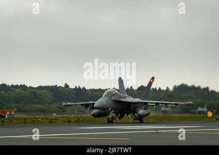 MISAWA, Japan (13. Mai 2022) – ein EA-18G Growler, der den „Gelben Jacken“ des Elektronischen Angriffsgeschwaders 138 zugewiesen wurde, taxis während eines „Elephant Walk“ auf dem Misawa Air Base in Position. Der Elephant Walk stellte die kollektive Bereitschaft und Fähigkeit der Misawa Air Base zur Erzeugung von Kampfluftkraft in einem Augenblick vor, um die regionale Stabilität im gesamten Indo-Pazifik zu gewährleisten. Marineflugplatz Misawa bietet Unterstützung und Dienstleistungen für die Luftfahrt und Bodenlogistik aller permanenten und vorübergehenden US-Marine- und US-Marine-Corps in Nordjapan. (USA Navy Foto von Mass Communication Specialist 3. C Stockfoto