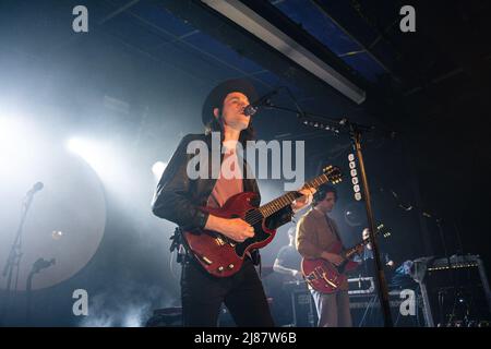 13. Mai 2022: Der englische Singer-Songwriter und Gitarrist James Bay spielt am letzten Abend seiner UK-Tournee 2022 eine ausverkaufte Show im Leadmill in Sheffield. Die Tour kommt vor der Veröffentlichung seines 3. Studio-Album â €˜Leapâ €™ im Juli veröffentlicht. Die Leadmill droht immer noch zu schließen, da Tausende von Menschen eine Petition unterschreiben, um den legendären Veranstaltungsort zu retten. Arctic Monkeys, Richard Hawley, Jarvis Cocker und bringen Sie mir die Horizonâ €™s Oli Sykes gehören zu den Sheffield-Künstler gesprochen haben, zur Unterstützung des Veranstaltungsortes (Credit Image: © Myles Wright/ZUMA Press Wire) Stockfoto