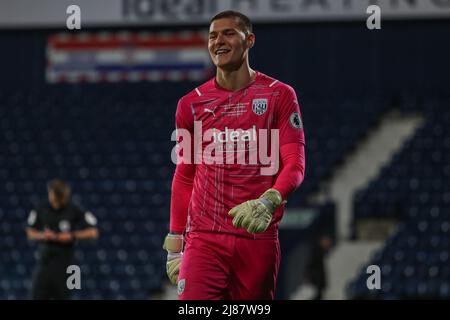 Ted Cann #37 von West Bromwich Albion reagiert auf die Rettung von Luke Cundle #39 von Wolverhampton Wanderers Strafe Stockfoto