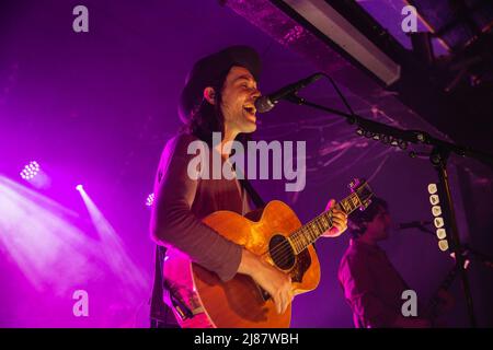 13. Mai 2022: Der englische Singer-Songwriter und Gitarrist James Bay spielt am letzten Abend seiner UK-Tournee 2022 eine ausverkaufte Show im Leadmill in Sheffield. Die Tour kommt vor der Veröffentlichung seines 3. Studio-Album â €˜Leapâ €™ im Juli veröffentlicht. Die Leadmill droht immer noch zu schließen, da Tausende von Menschen eine Petition unterschreiben, um den legendären Veranstaltungsort zu retten. Arctic Monkeys, Richard Hawley, Jarvis Cocker und bringen Sie mir die Horizonâ €™s Oli Sykes gehören zu den Sheffield-Künstler gesprochen haben, zur Unterstützung des Veranstaltungsortes (Credit Image: © Myles Wright/ZUMA Press Wire) Stockfoto