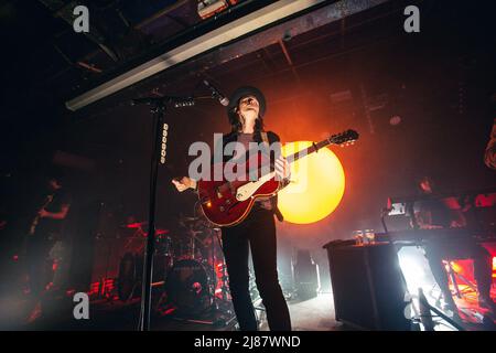 13. Mai 2022: Der englische Singer-Songwriter und Gitarrist James Bay spielt am letzten Abend seiner UK-Tournee 2022 eine ausverkaufte Show im Leadmill in Sheffield. Die Tour kommt vor der Veröffentlichung seines 3. Studio-Album â €˜Leapâ €™ im Juli veröffentlicht. Die Leadmill droht immer noch zu schließen, da Tausende von Menschen eine Petition unterschreiben, um den legendären Veranstaltungsort zu retten. Arctic Monkeys, Richard Hawley, Jarvis Cocker und bringen Sie mir die Horizonâ €™s Oli Sykes gehören zu den Sheffield-Künstler gesprochen haben, zur Unterstützung des Veranstaltungsortes (Credit Image: © Myles Wright/ZUMA Press Wire) Stockfoto