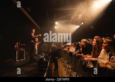 13. Mai 2022: Der englische Singer-Songwriter und Gitarrist James Bay spielt am letzten Abend seiner UK-Tournee 2022 eine ausverkaufte Show im Leadmill in Sheffield. Die Tour kommt vor der Veröffentlichung seines 3. Studio-Album â €˜Leapâ €™ im Juli veröffentlicht. Die Leadmill droht immer noch zu schließen, da Tausende von Menschen eine Petition unterschreiben, um den legendären Veranstaltungsort zu retten. Arctic Monkeys, Richard Hawley, Jarvis Cocker und bringen Sie mir die Horizonâ €™s Oli Sykes gehören zu den Sheffield-Künstler gesprochen haben, zur Unterstützung des Veranstaltungsortes (Credit Image: © Myles Wright/ZUMA Press Wire) Stockfoto