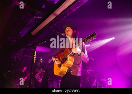 13. Mai 2022: Der englische Singer-Songwriter und Gitarrist James Bay spielt am letzten Abend seiner UK-Tournee 2022 eine ausverkaufte Show im Leadmill in Sheffield. Die Tour kommt vor der Veröffentlichung seines 3. Studio-Album â €˜Leapâ €™ im Juli veröffentlicht. Die Leadmill droht immer noch zu schließen, da Tausende von Menschen eine Petition unterschreiben, um den legendären Veranstaltungsort zu retten. Arctic Monkeys, Richard Hawley, Jarvis Cocker und bringen Sie mir die Horizonâ €™s Oli Sykes gehören zu den Sheffield-Künstler gesprochen haben, zur Unterstützung des Veranstaltungsortes (Credit Image: © Myles Wright/ZUMA Press Wire) Stockfoto