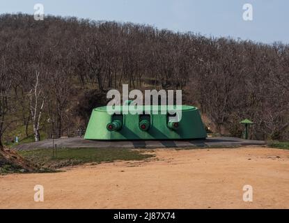 Woroshilov Batterie - Schiffsturm Kanonen auf der russischen Insel. Hochwertige Fotos Stockfoto