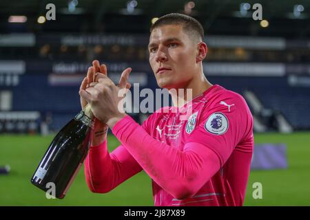 Ted Cann #37 von West Bromwich Albion applaudiert den Fans nach dem letzten Pfiff Stockfoto