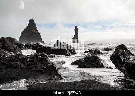 Schöne Meereslandschaft mit den Basaltstapeln von Reynisdrangar am Strand von Reynisfjara, in der Nähe von Vík í Mýrdal, Island Stockfoto