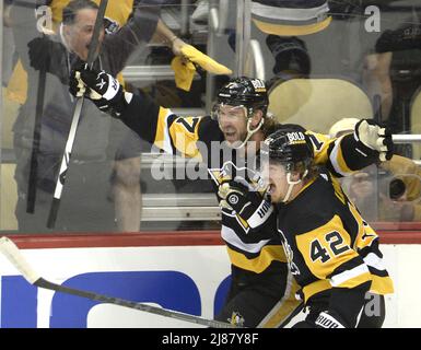 Pittsburgh, USA. 13.. Mai 2022. Pittsburgh Penguins Center Jeff Carter (77) feiert sein Tor gegen die New York Rangers mit Pittsburgh Penguins rechten Flügel Kasperi Kapanen (42) während der ersten Periode im Spiel sechs der ersten Runde der Stanley Cups Playoffs in der PPG Paints Arena in Pittsburgh am Freitag, 13. Mai 2022. Foto von Archie Corper/UPI Credit: UPI/Alamy Live News Stockfoto