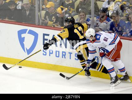 Pittsburgh, USA. 13.. Mai 2022. Pittsburgh Penguins rechten Flügel Bryan Rust (17) spielt den Puck weg von New York Rangers Verteidiger Justin Braun (61) während der ersten Periode im Spiel sechs der ersten Runde der Stanley Cups Playoffs in der PPG Paints Arena in Pittsburgh am Freitag, 13. Mai 2022. Foto von Archie Corper/UPI Credit: UPI/Alamy Live News Stockfoto