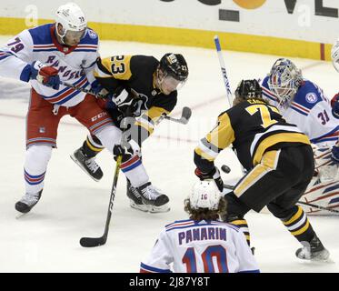 Pittsburgh, USA. 13.. Mai 2022. Pittsburgh Penguins Center Jeff Carter (77) punktet gegen die New York Rangers während der ersten Spielperiode in Spiel sechs der ersten Runde der Stanley Cups Playoffs in der PPG Paints Arena in Pittsburgh am Freitag, 13. Mai 2022. Foto von Archie Corper/UPI Credit: UPI/Alamy Live News Stockfoto