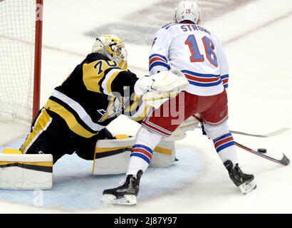 Pittsburgh, USA. 13.. Mai 2022. Pittsburgh Penguins Torhüter Louis Domingue (70) Fledermäuse den Puck weg von New York Rangers Zentrum Andrew Copp (18) während der ersten Periode im Spiel sechs der ersten Runde der Stanley Cups Playoffs in der PPG Paints Arena in Pittsburgh am Freitag, 13. Mai 2022. Foto von Archie Corper/UPI Credit: UPI/Alamy Live News Stockfoto