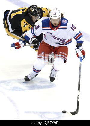 Pittsburgh, USA. 13.. Mai 2022. New York Rangers linker Flügel Artemi Panarin (10) Skates weg von Pittsburgh Penguins Zentrum Evgeni Malkin (71) während der ersten Periode in Spiel sechs der ersten Runde der Stanley Cups Playoffs in der PPG Paints Arena in Pittsburgh am Freitag, 13. Mai 2022. Foto von Archie Corper/UPI Credit: UPI/Alamy Live News Stockfoto