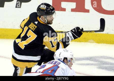 Pittsburgh, USA. 13.. Mai 2022. Pittsburgh Penguins rechter Flügel Bryan Rust (17) Schüsse und Gäste in der ersten Periode gegen die New York Rangers in Spiel sechs der ersten Runde der Stanley Cups Playoffs in der PPG Paints Arena in Pittsburgh am Freitag, 13. Mai 2022. Foto von Archie Corper/UPI Credit: UPI/Alamy Live News Stockfoto