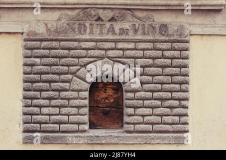 Historisches Loch Weinverkäuferladen in Florenz , Italien . Stockfoto