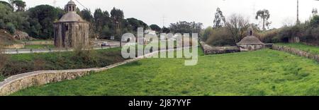 Abschnitt des Aquädukts Aguas Livres aus dem 18th. Jahrhundert in Amadora, Teil des Wasserversorgungssystems von Lissabon, Panoramabild, Amadora, Portugal Stockfoto