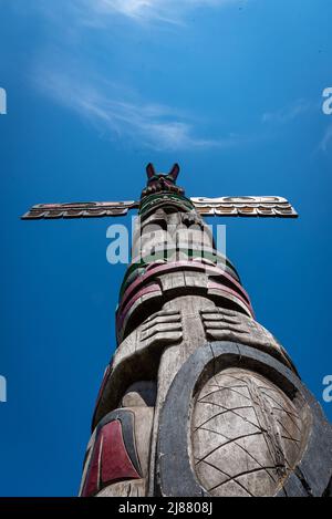 Traditioneller Totempfahl aus dem Westen Kanadas First Nation. Stockfoto