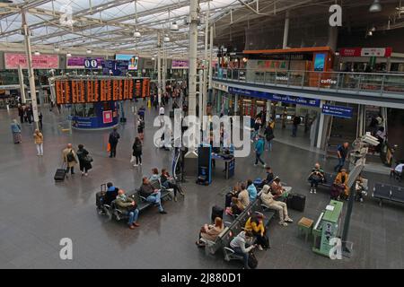 Manchester Piccadilly-Hauptbahnstation, West Coast-Hauptlinie, England, Großbritannien, mit Abfahrtstafeln Stockfoto