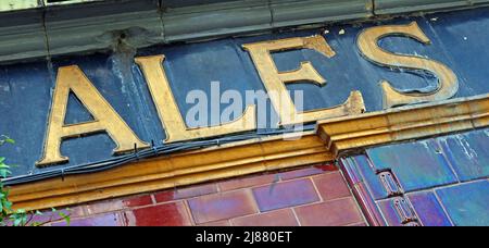 Manchester Chesters Ales gekachelte Pub-Vorderseite, Crown and Anchor, Northern Quarter, England , UK M1 Stockfoto