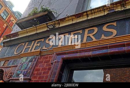 Manchester Chesters Ales gekachelte Pub-Vorderseite, Crown and Anchor, Northern Quarter, England , UK M1 Stockfoto