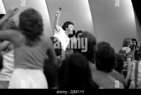 Bruce Springsteen tritt beim NO Nukes Konzert im Hollywood Bowl, 1981 auf Stockfoto