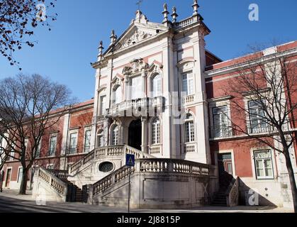 Bemposta Palace, auch bekannt als Queen’s Palace, neoklassischer Palast aus dem 17.. Und 18.. Jahrhundert, beherbergt heute die Militärakademie in Lissabon, Portugal Stockfoto