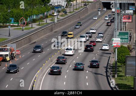 Kiew, Ukraine. 13.. Mai 2022. Morgenverkehr auf der Nabereschne Highway von der Parkbrücke aus gesehen. Kredit: SOPA Images Limited/Alamy Live Nachrichten Stockfoto