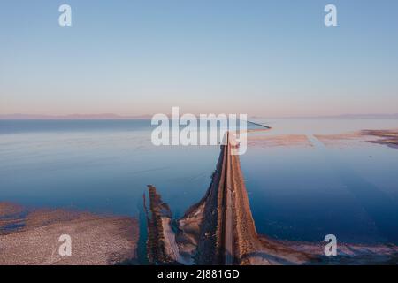 Bahndamm über den Great Salt Lake in Utah Stockfoto