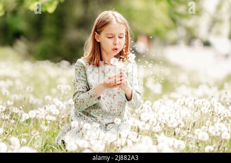 Kleines Mädchen in der Natur Stockfoto