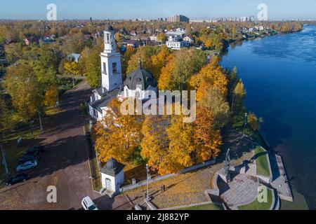 UST-IZHORA, RUSSLAND - 11. OKTOBER 2018: Goldener Herbst in der Alexander-Newski-Kirche (Luftaufnahme). USt-Izhora, Vororte von St. Petersburg Stockfoto